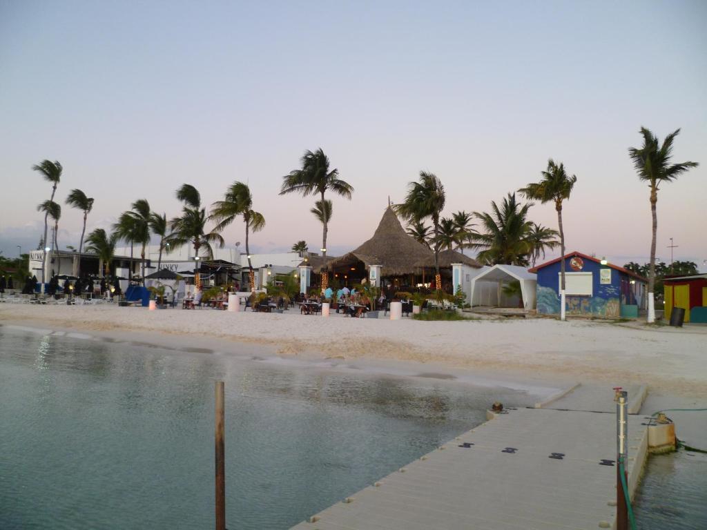 Flamboyant Garden Villas Oranjestad Exterior photo